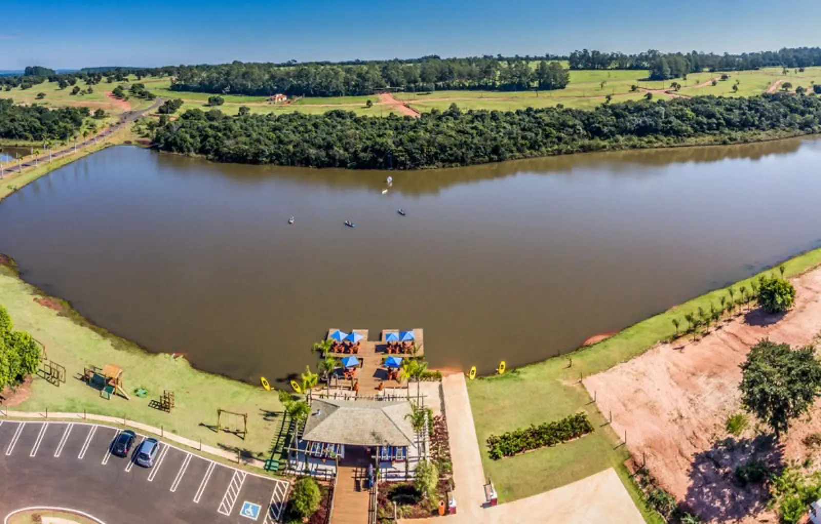 Santa Bárbara Resort Residence — Uno de los lagos, con su muelle, desde el aire